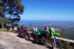 Souvenir de Corse.. La moto verte c'est celle de Jims qui fait sa sieste Corse sur le muret. La rouge, c'est celle de loc.
