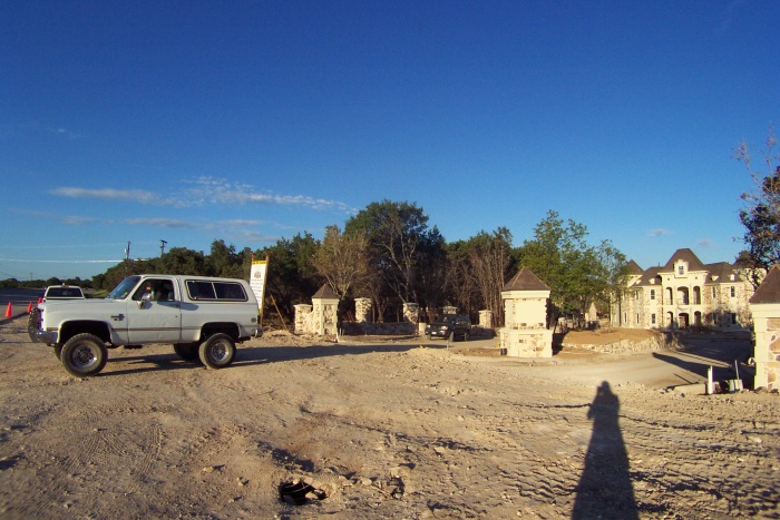 The truck in front of the Mansions (in construction ;) ), the apartment where I live now.